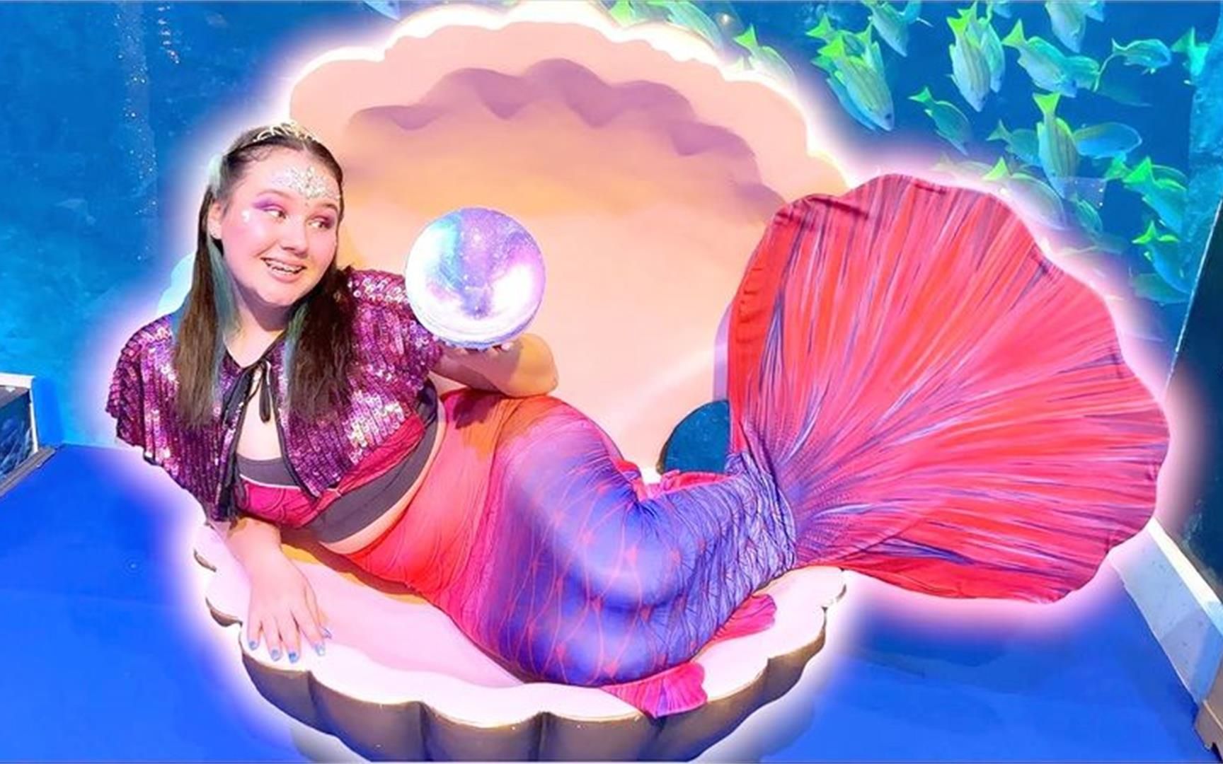 小姐妹来到美人鱼世界,换装成美人鱼公主,躺在贝壳里拍照真可爱