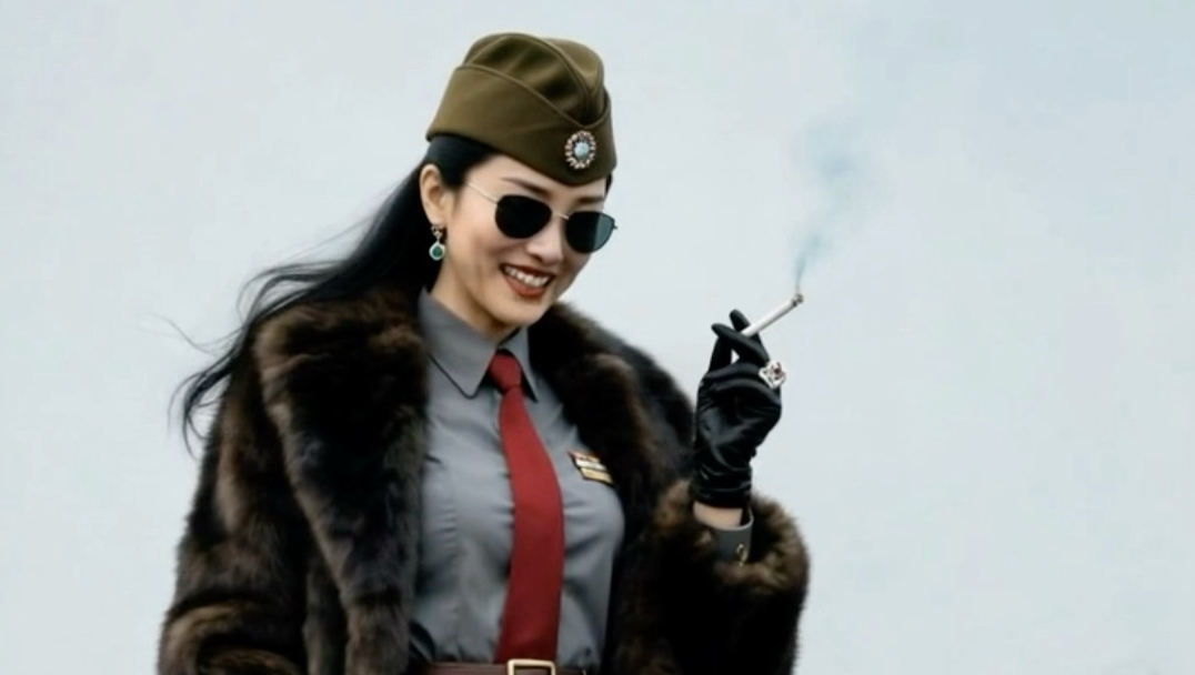 女军统遛狗