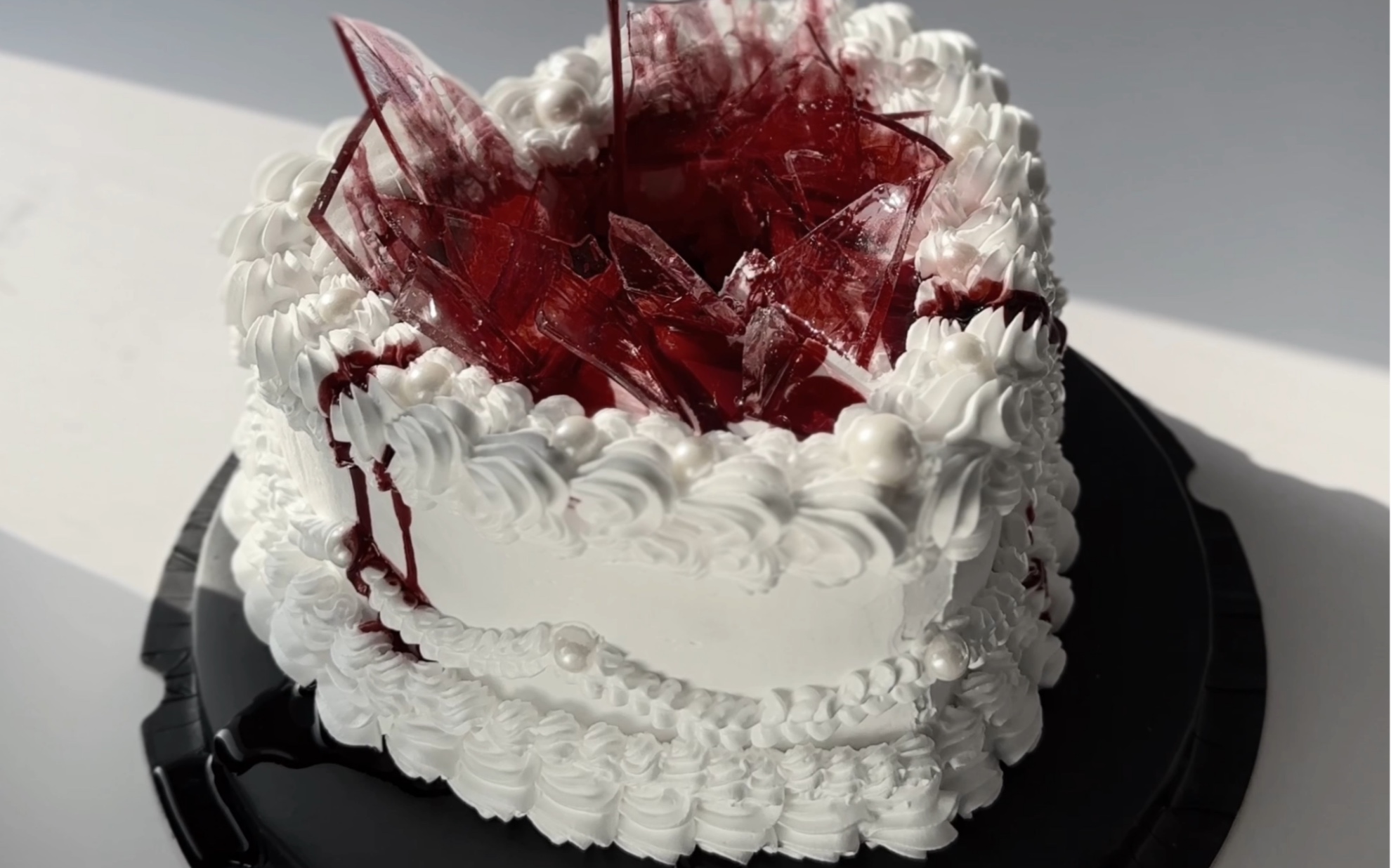 喷"血"蛋糕 *红色液体是果酱 玻璃是糖片 无不良引导