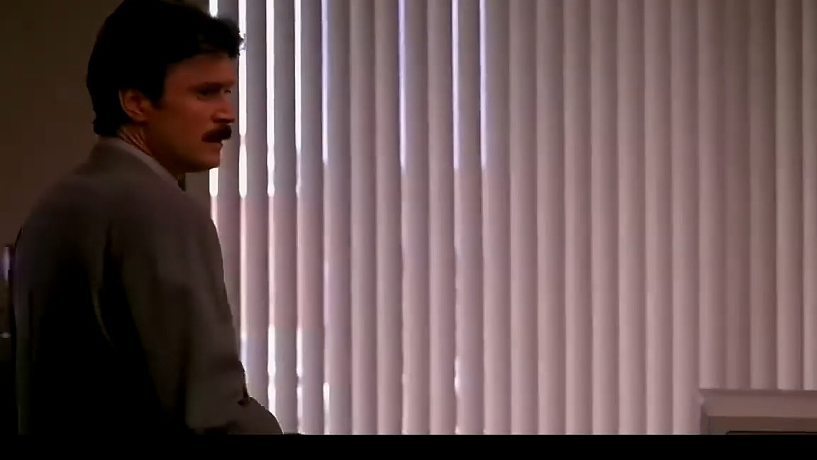 《与敌共眠》女人为了逃离家暴丈夫,不惜跳海寻死,却迎来了新生