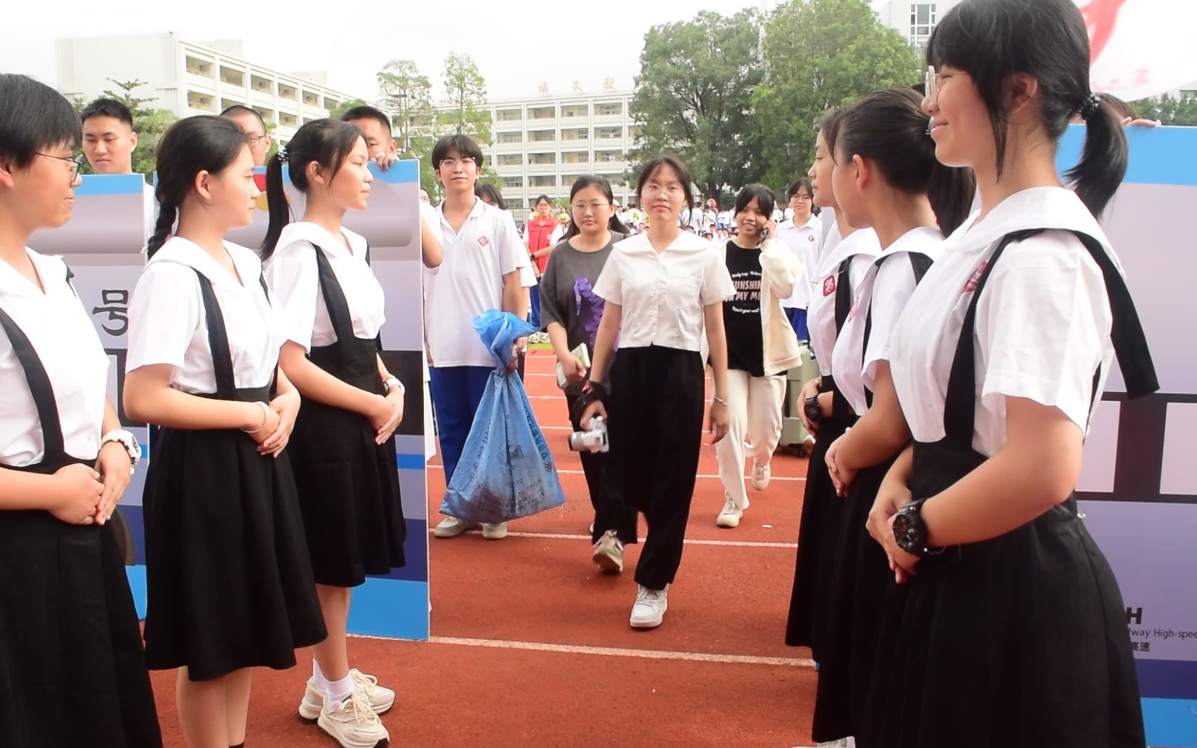 2023湛江一中体育节开幕式高二11班入场