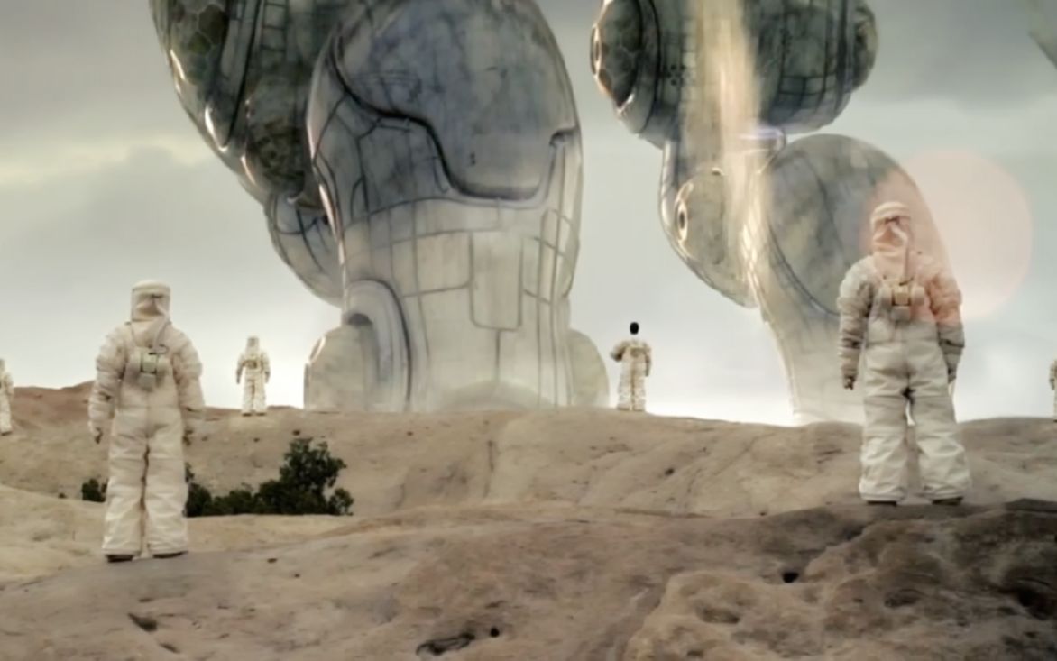 巨型外星人突降地球身高数百米人类不知所措