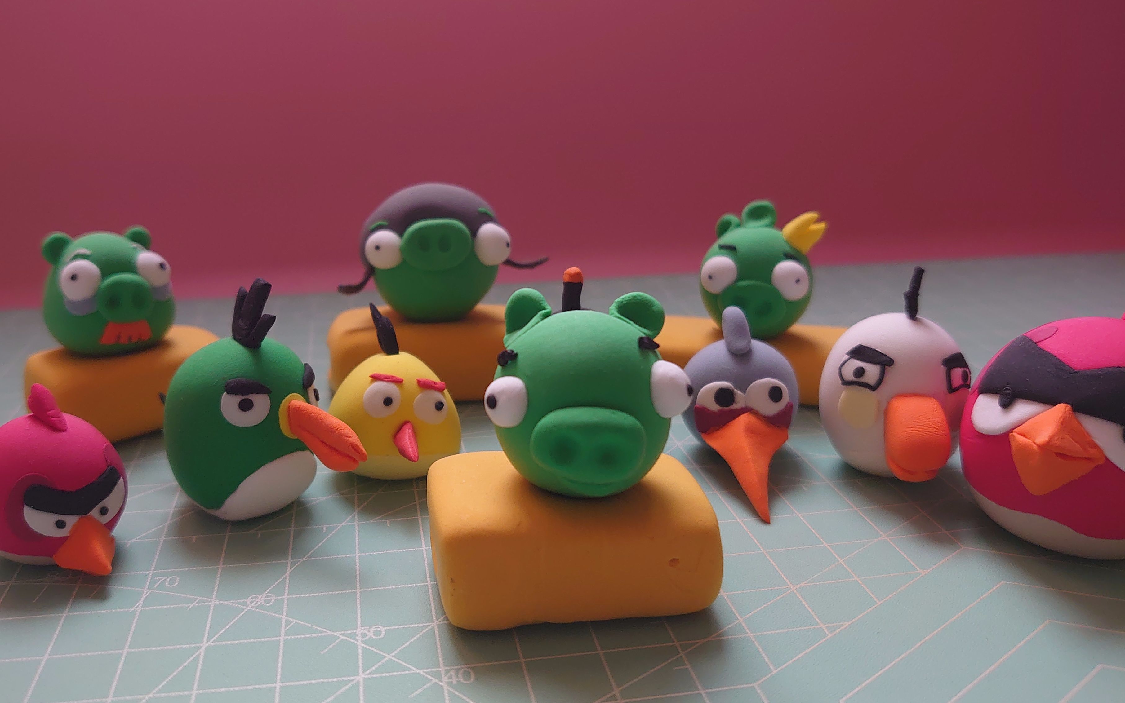 用粘土捏一群猪,绿绿的圆圆的挺可爱,让愤怒的小鸟来打它