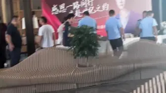 Video herunterladen: 慢脚网红太原老葛被铁头惩恶扬善现场打假被下播