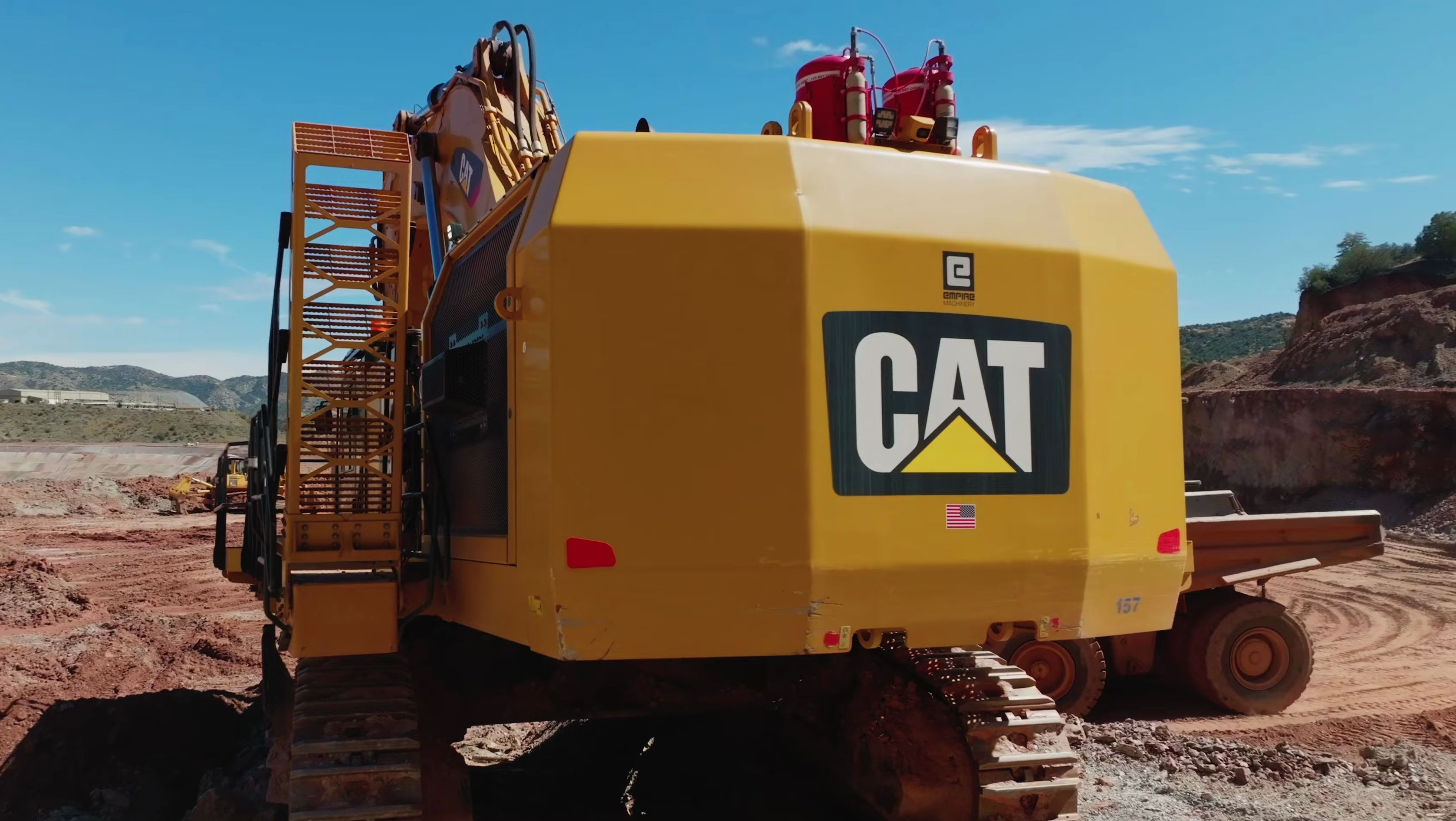 cat 6015b挖掘机铜矿场施工装车