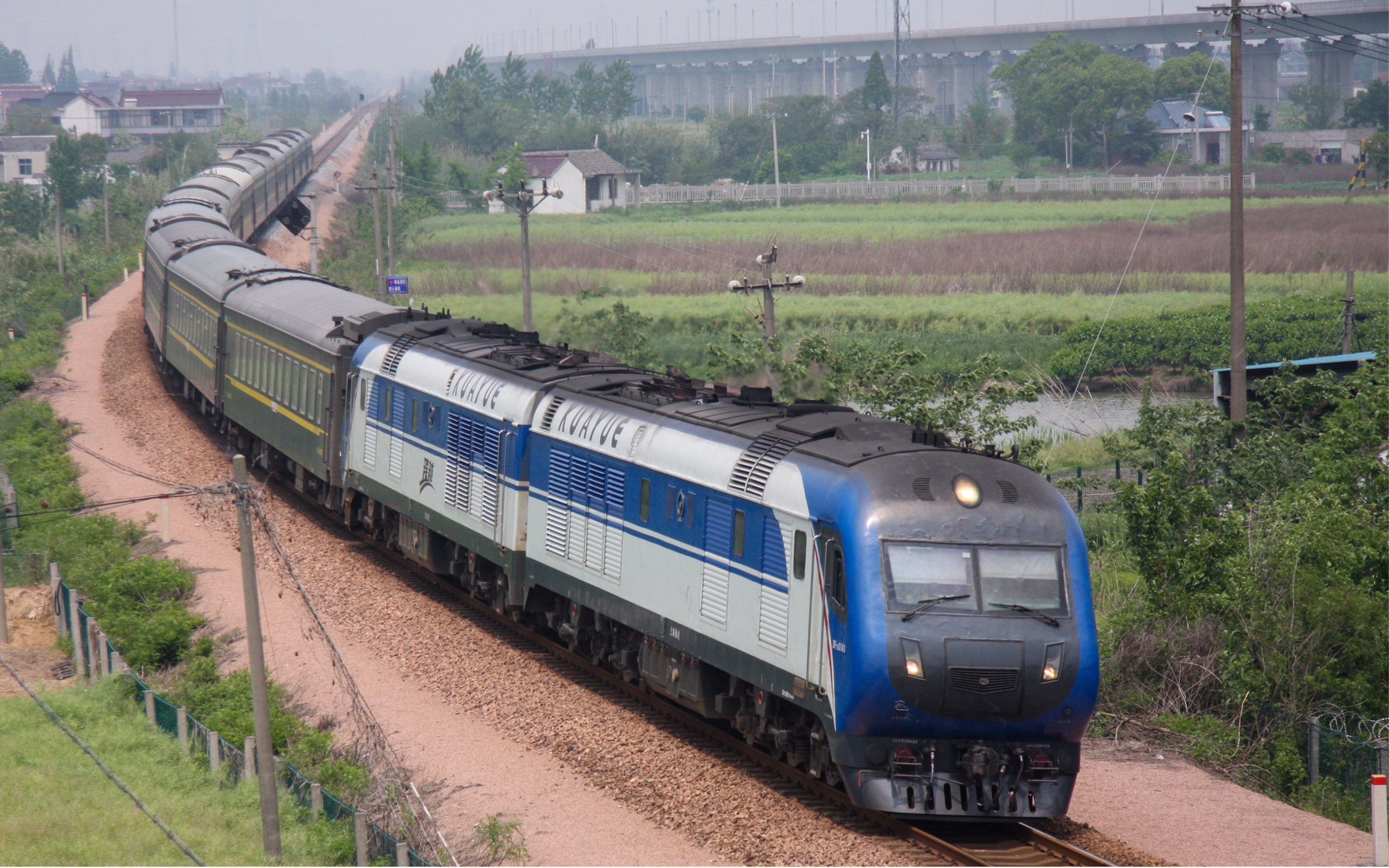 新长铁路跨越警告客车k417驶入西北联络线