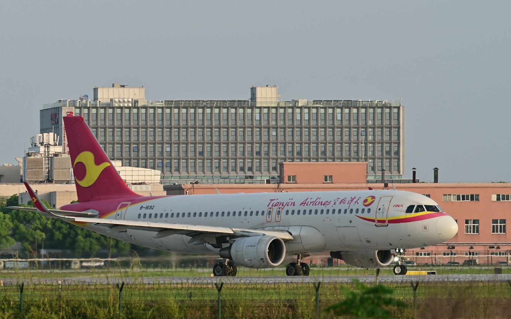 天津航空gs7658离港飞往西安,航程1100公里(a320 b1692)