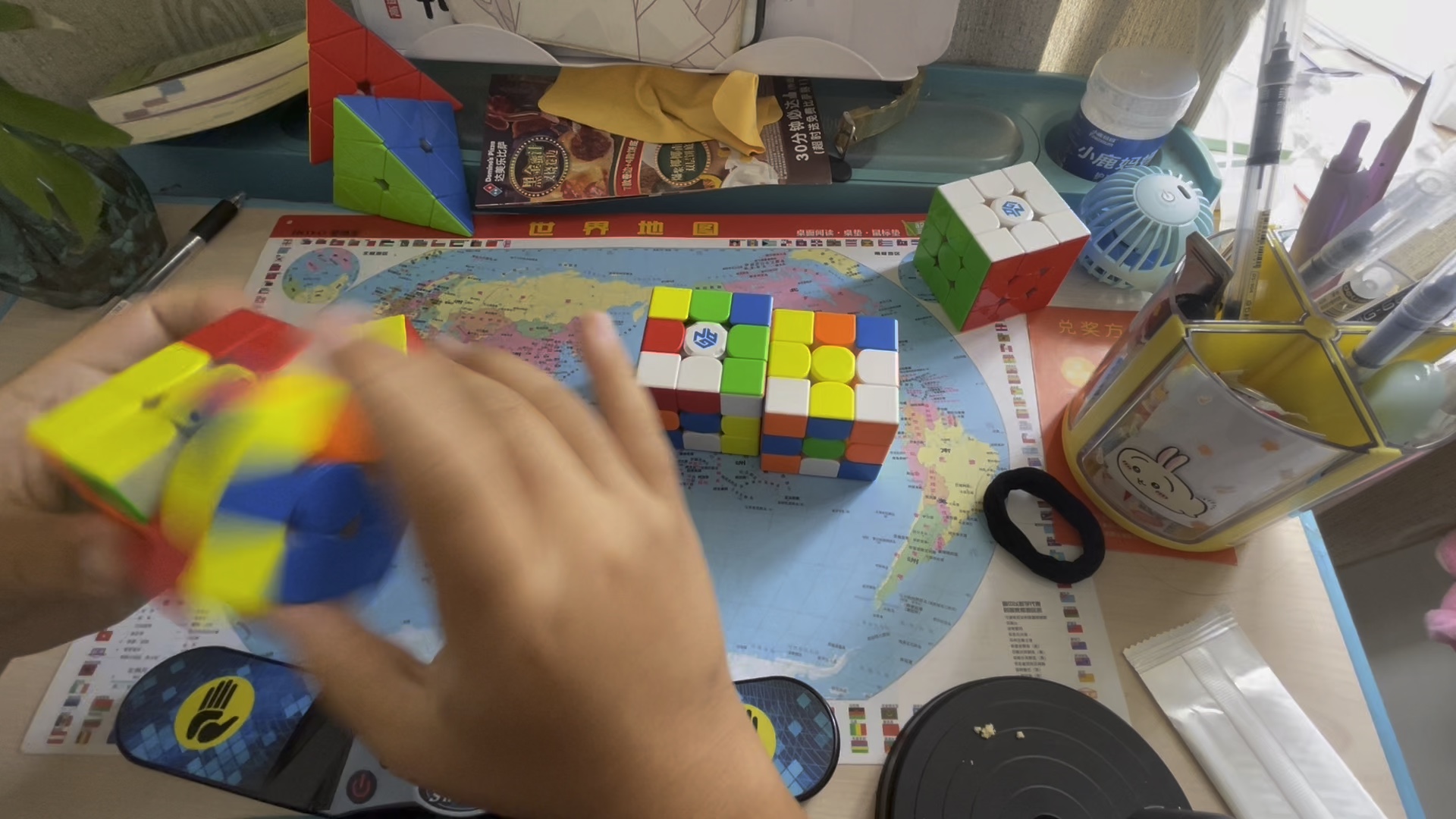 挑战1分钟内还原4个三阶魔方成功