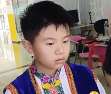 Tải video: 小学男生表演妆面分享