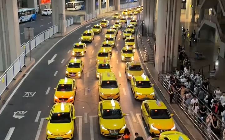 坐上黄色法拉利…换个方式体验8d魔幻重庆!#重庆出租车#8d魔幻山城重