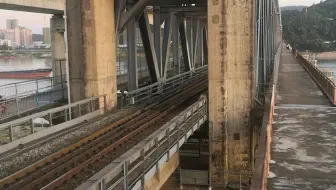 K9250次快速通过西江大桥