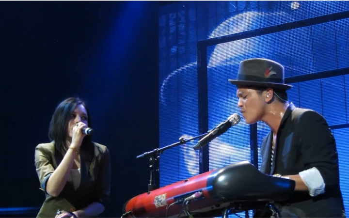 [图]Bruno Mars It Will Rain Live Featuring Skylar Grey at Brixt