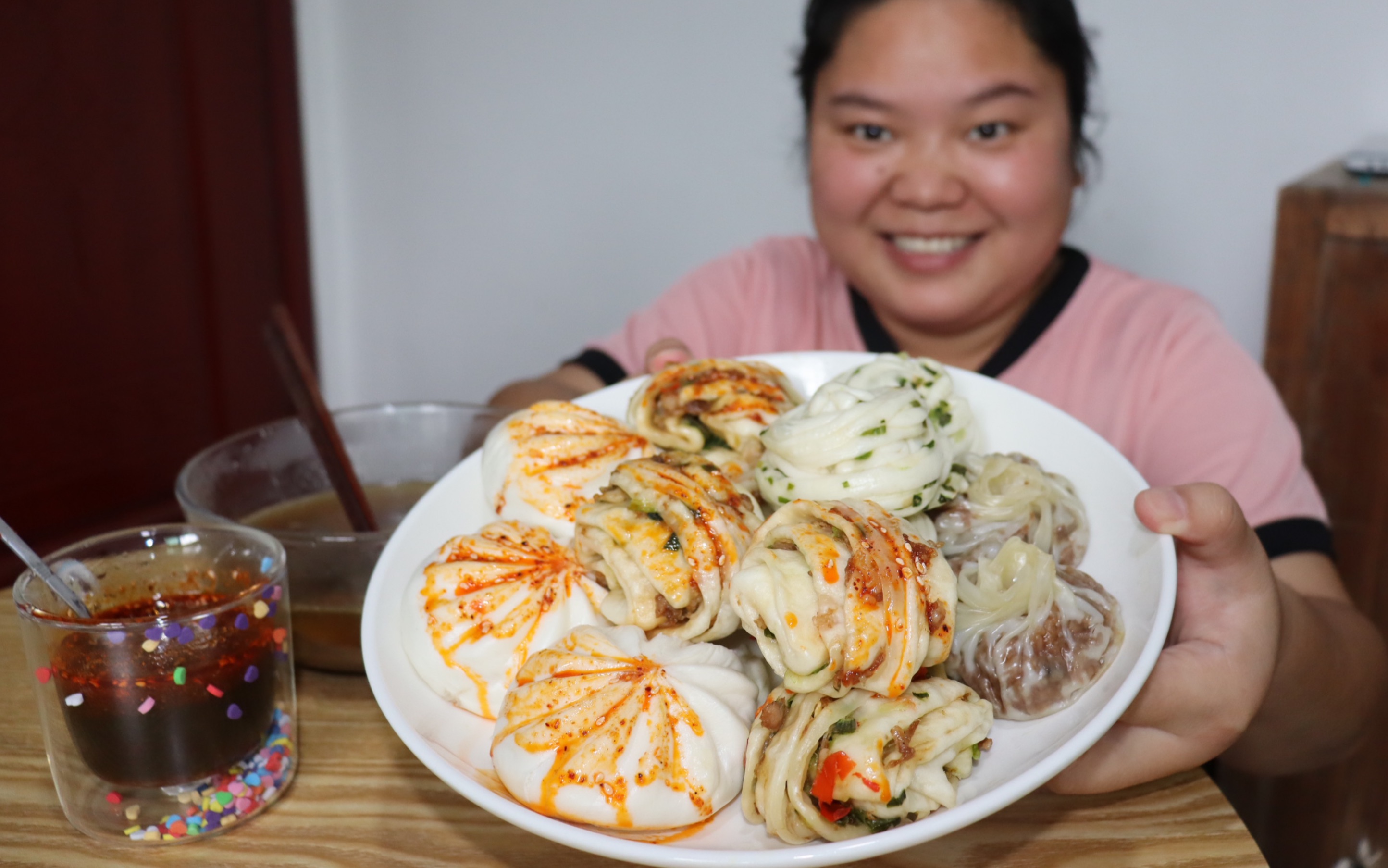 [图]早上煨了一锅乌鸡汤，配上包子，花卷，烧麦，简简单单过个早