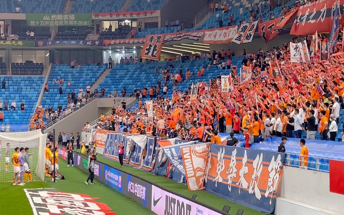 青岛海牛0-1上海申花,赛后青岛球迷向球员鼓劲