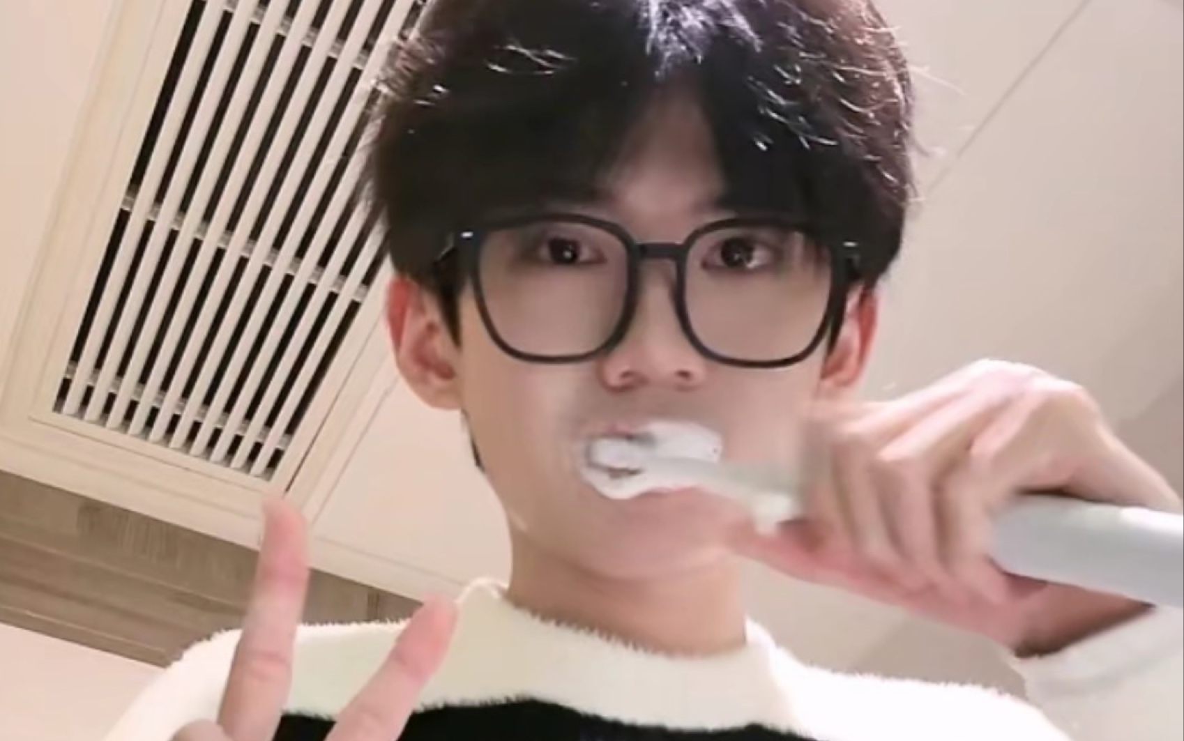 【李歪歪的碎碎念】"读书不是为了增加上限,而是为了提高下限"