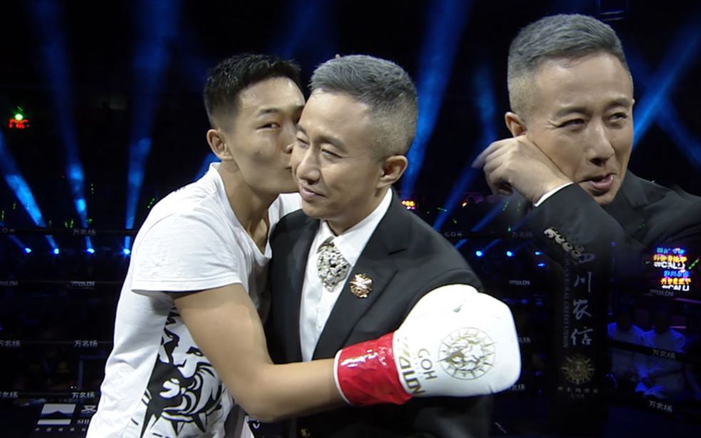 "我要火"保镖帅旗,逢人就亲吻,擂台疯魔化吓坏搏击大佬郭晨冬!