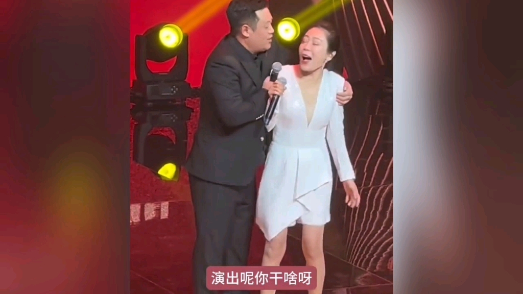 宋晓峰与美女同台演出,脸上的美人痣跟火龙果是的,相当的精彩!哔哩哔哩bilibili