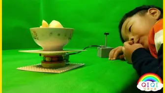 煎蛋和苹果旋转展台手动射击_QIQI玩具记录_亲子编程机器人益智早教_颗粒玩具积木玩耍记录