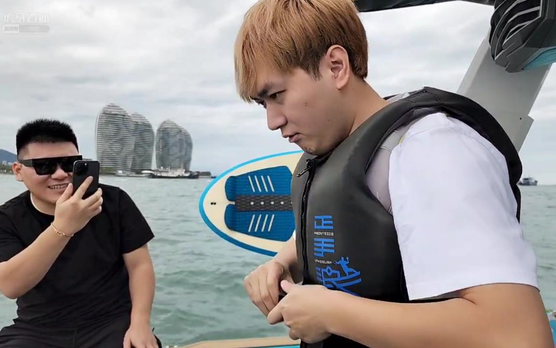 小小小酷哥《兰博基尼出街,三亚冲浪》230102