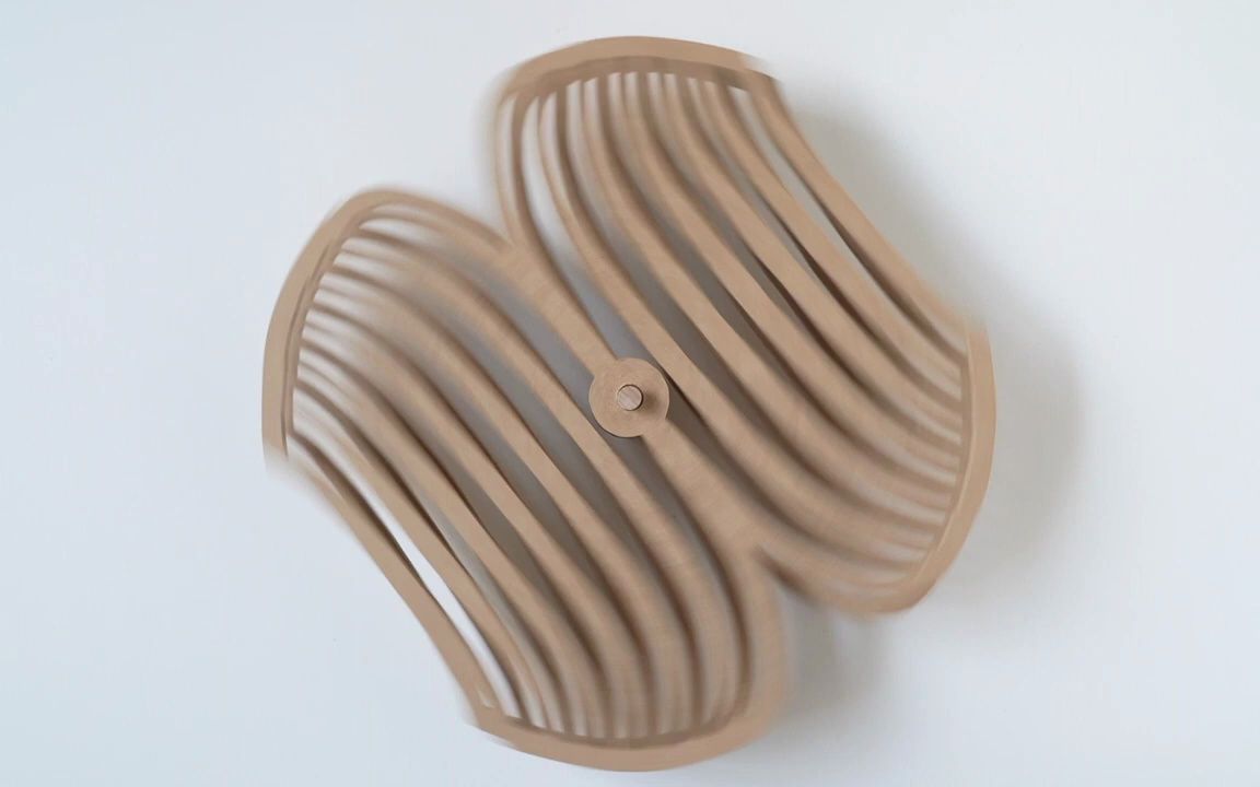 国外达人利用指尖陀螺制作可旋转木工旋转摆件