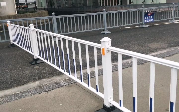 交通城市设施防护栏公路道路护栏锌钢隔离栏公路市政防撞隔离围栏