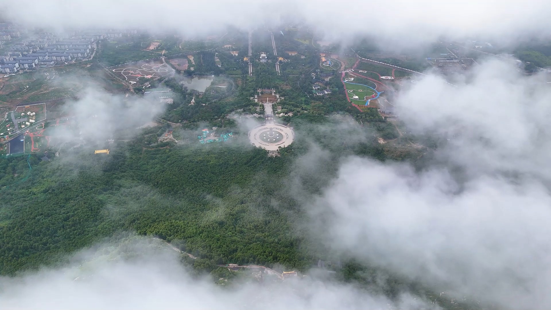 雨后的东平白佛山,青山如翠,云雾缭绕,如梦如幻,宛如仙境一般