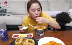 Descargar video: hamzy美食：今天的菜单是炸洋葱圈蟹肉，冰啤酒火鸡面