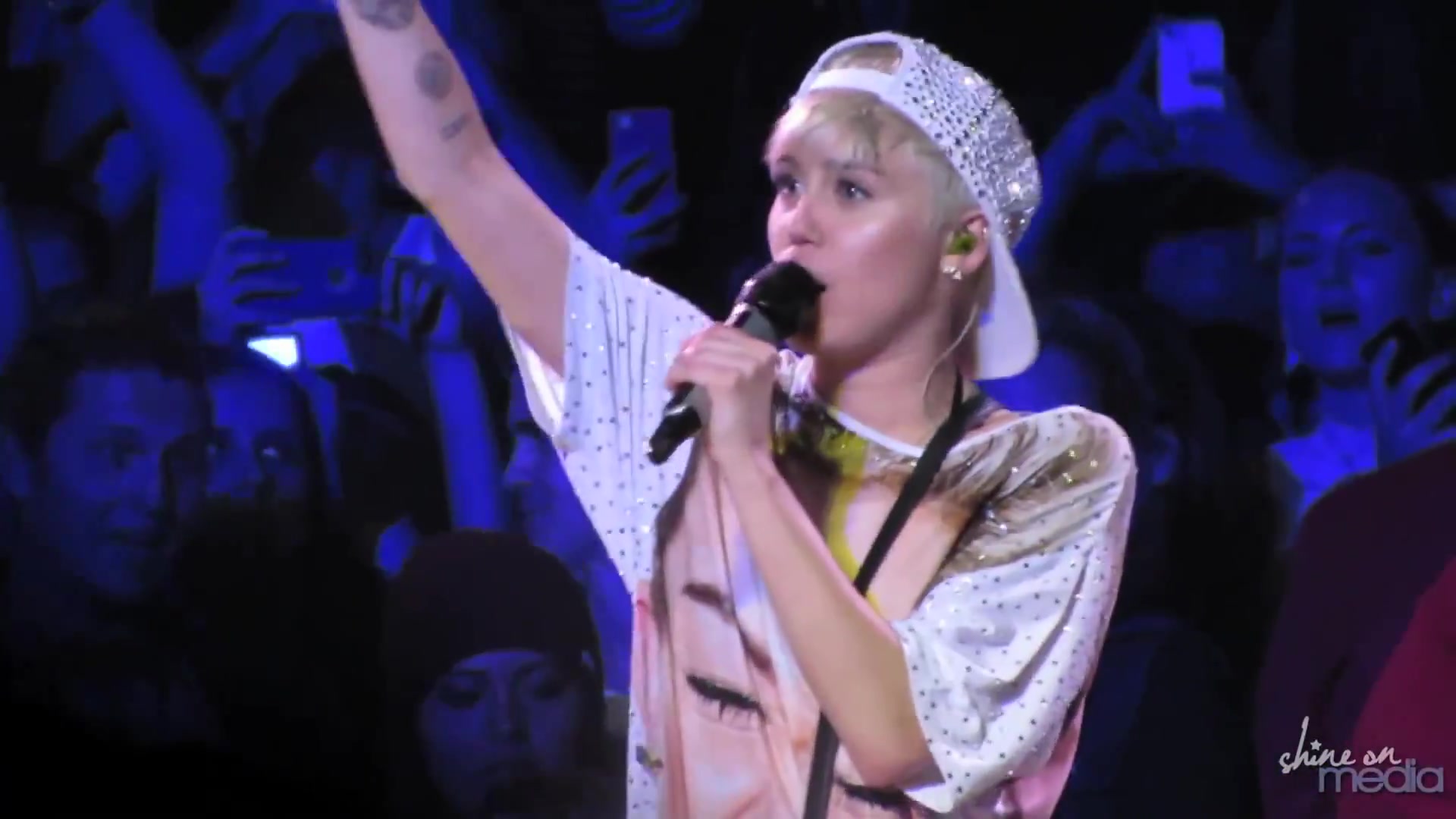 [图]【Miley Cyrus】Hey Ya! (Live)