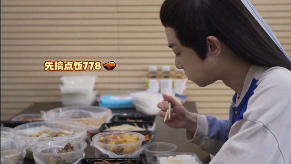 这是一条超级下饭的吃播视频!花花吃饭香香的