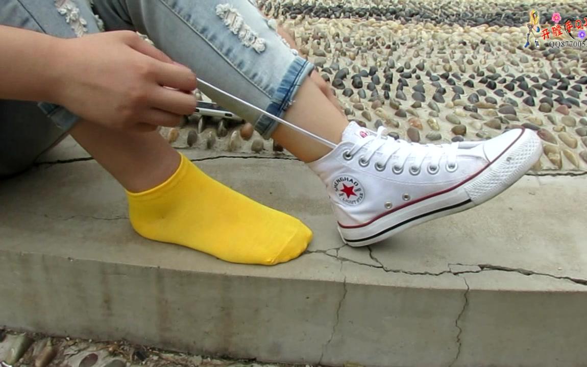 学生妹教你如何搭配黄色棉袜和帆布鞋