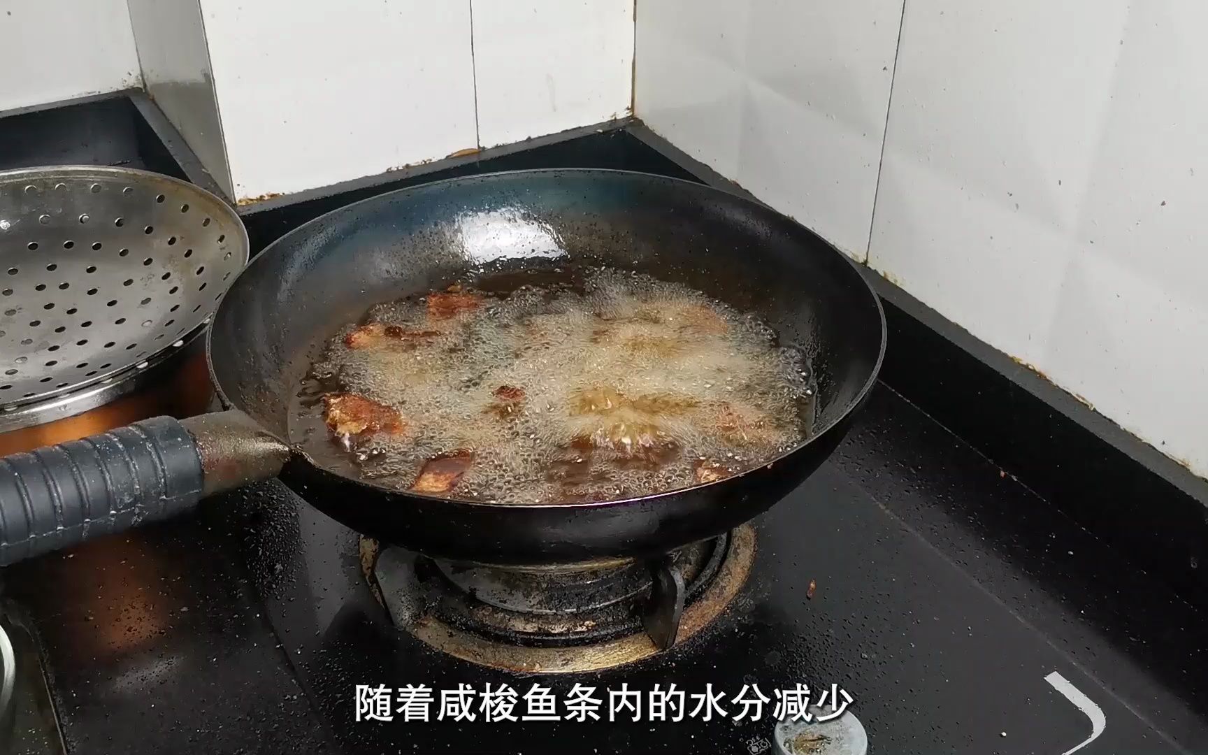 咸梭鱼怎么做好吃?当然是老胶东的咸鱼饼子,想起了儿时的味道哔哩哔哩bilibili