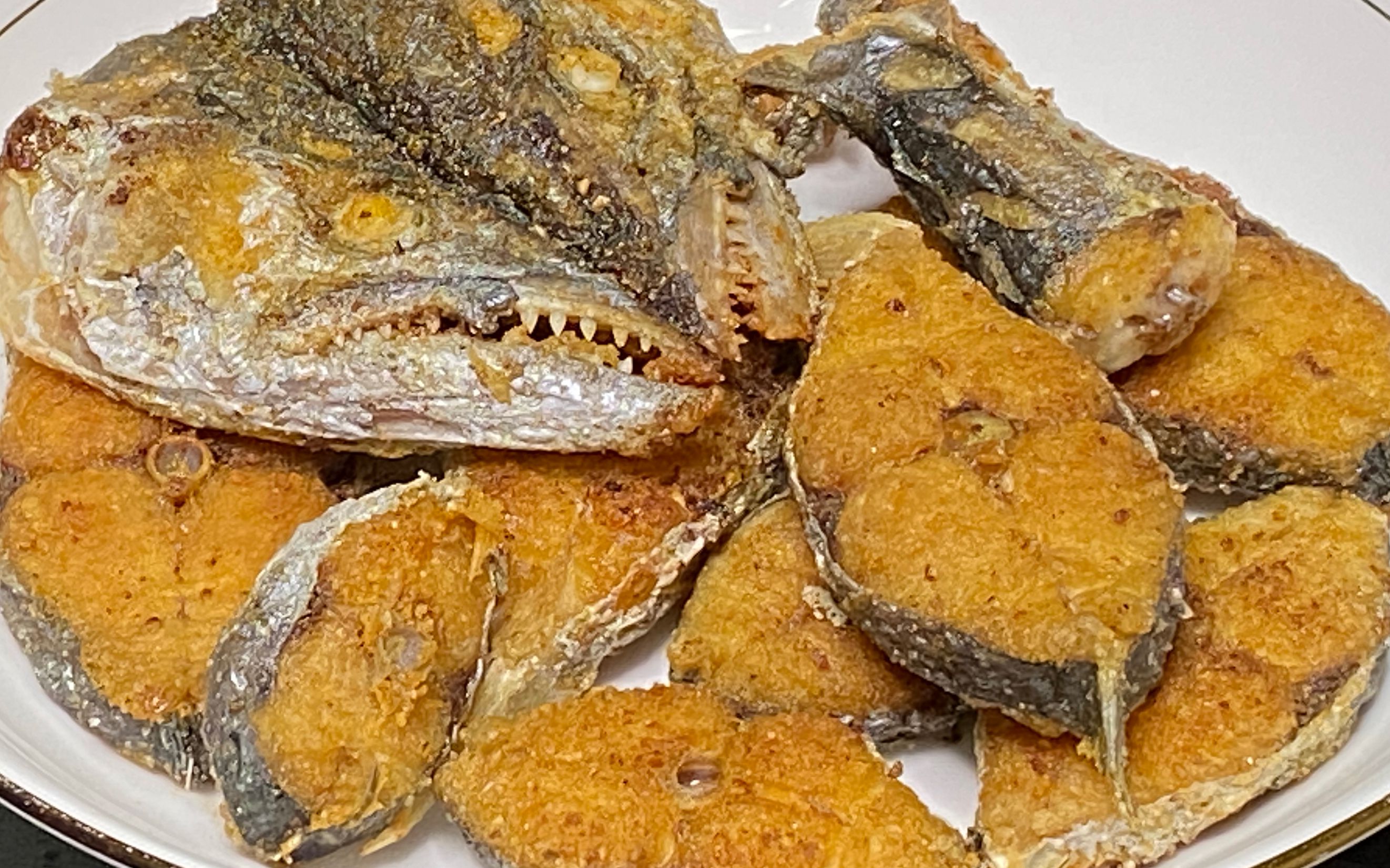 好吃到连鱼骨都想吃的椒盐鱼块,焦香味美,太好吃了_哔哩哔哩_bilibili