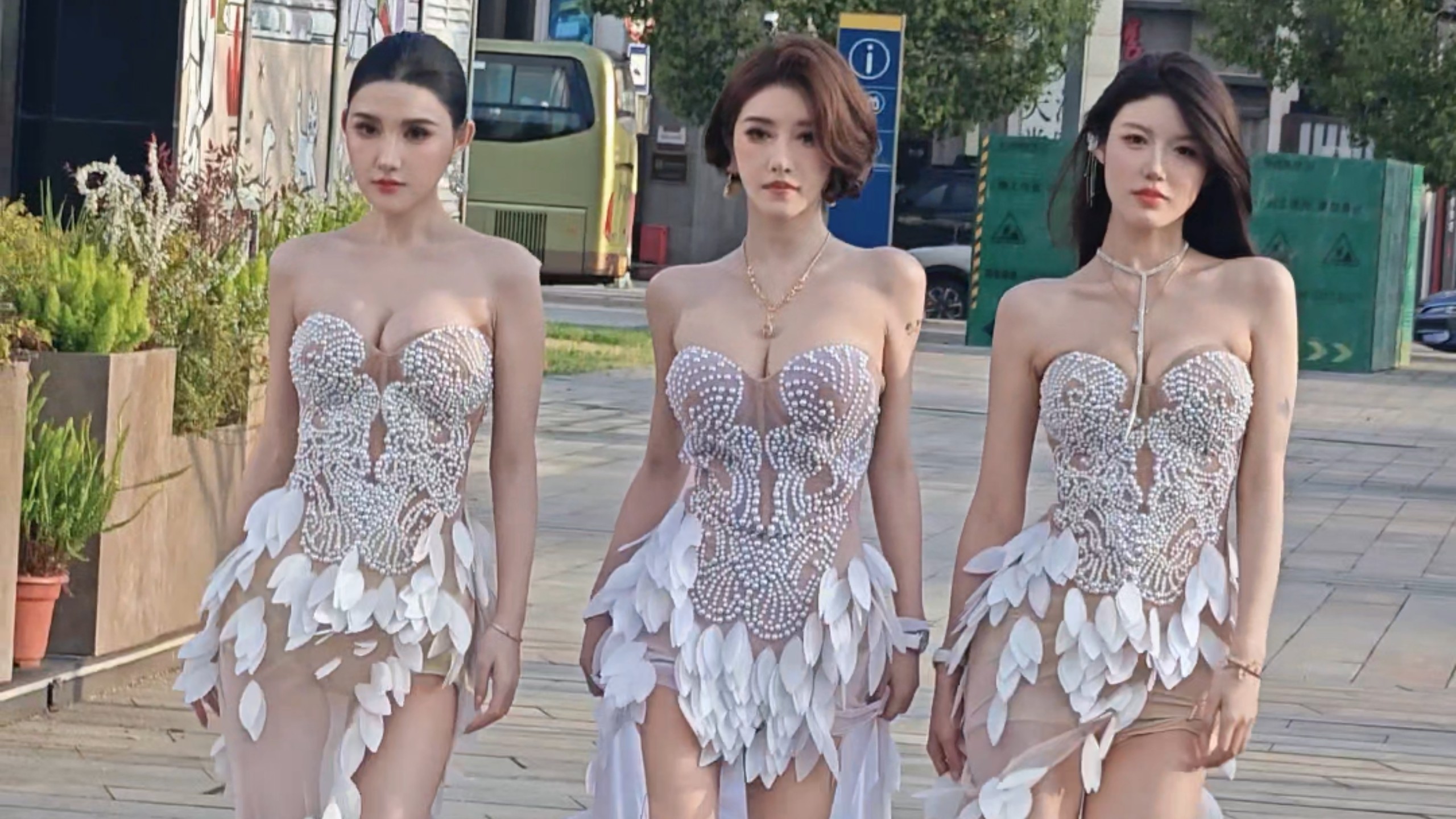 三大极品性感女神模特：小露娜、小喵大宝、小乌苏
