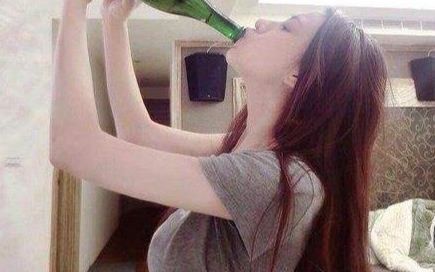 女人喝酒的图片颓废图片
