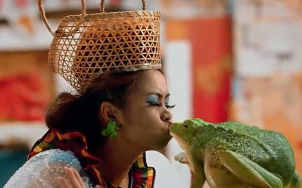 丑女养了只青蛙做宠物,每天都会亲它,最后青蛙竟变成了王子