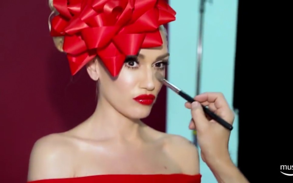 [图]【Gwen Stefani】's You Make It Feel Like Christmas Album Shoot Behind The Scene