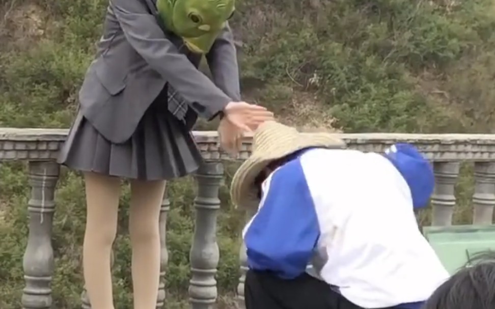 摘下面具的鱼头妹