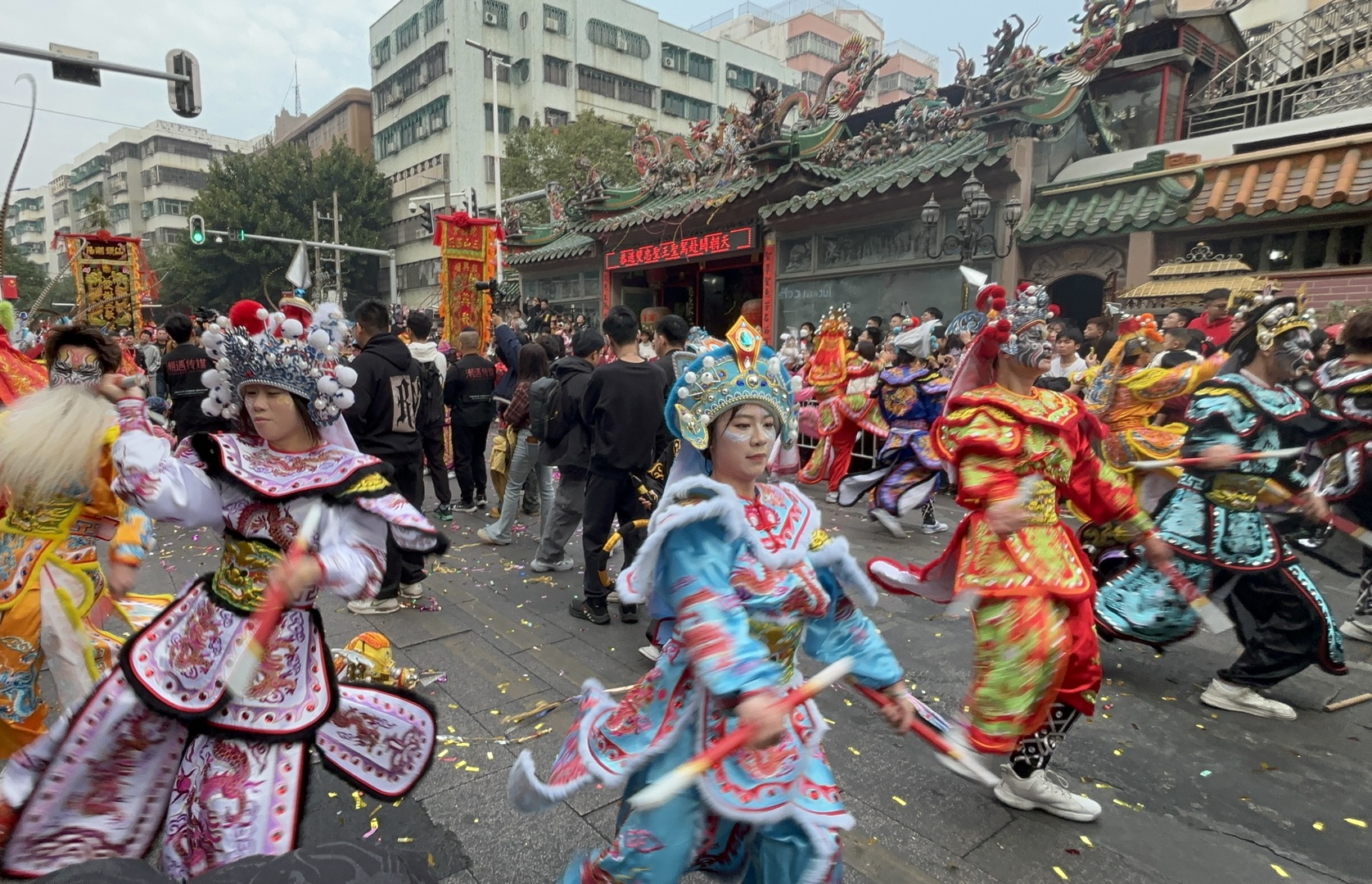 广东汕头英歌舞,就是冲着你来的!2025年1月23日正巧当天是当地老爷上天的日子,众英歌舞队都会在双忠行祠展示.第一次独自旅行潮州—汕头—南澳岛...