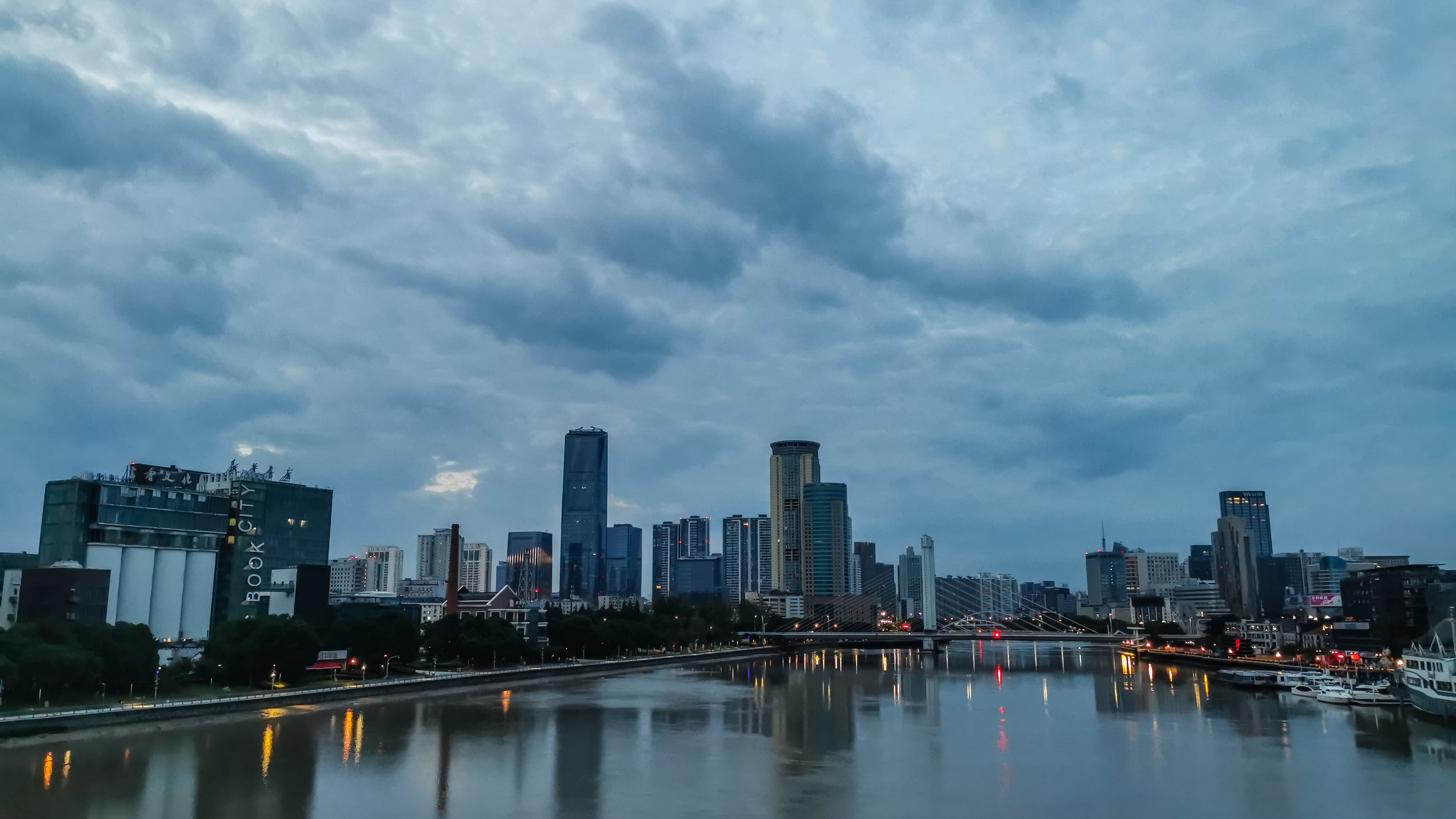 晨跑记录城市的天空云彩