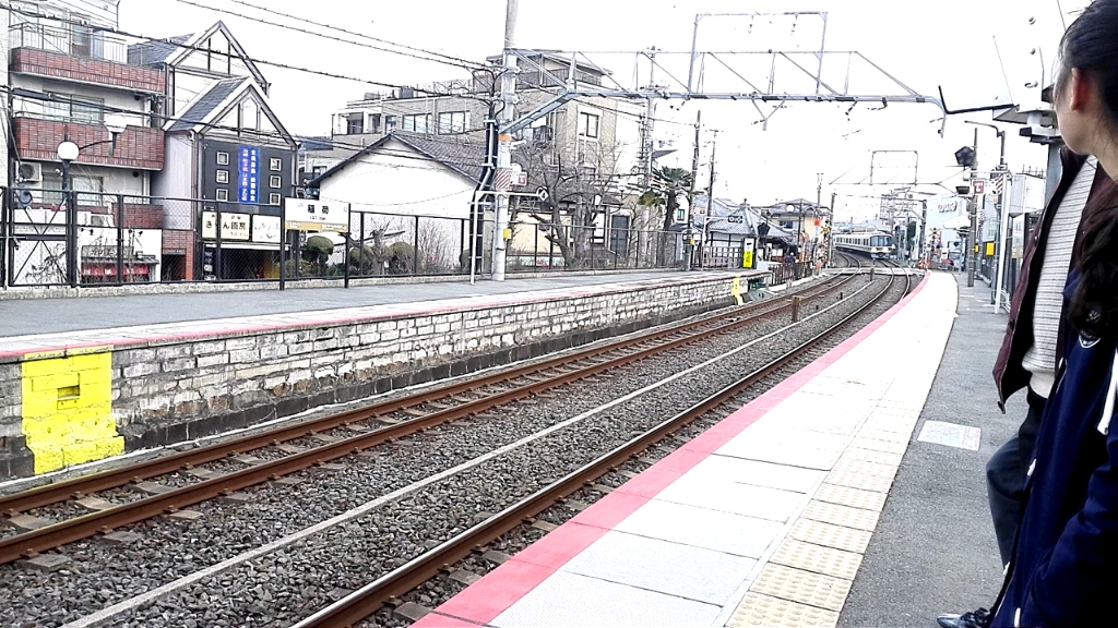 jr西日本开往京都方向的221系电车进站