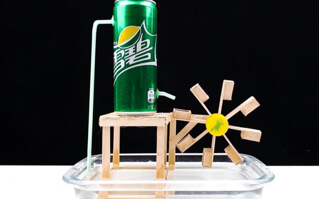 小伙手工制作,教你用易拉罐做一个解压有趣的迷你水车-虹桥闪电-默认