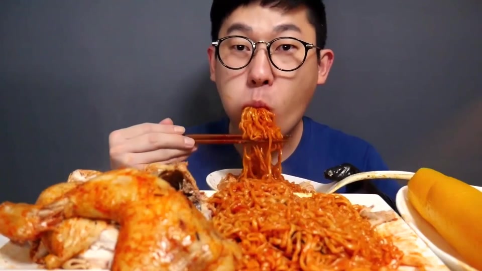 【韩国吃播】眼镜哥吃炸鸡火鸡面,手撕鸡肉的感觉真棒