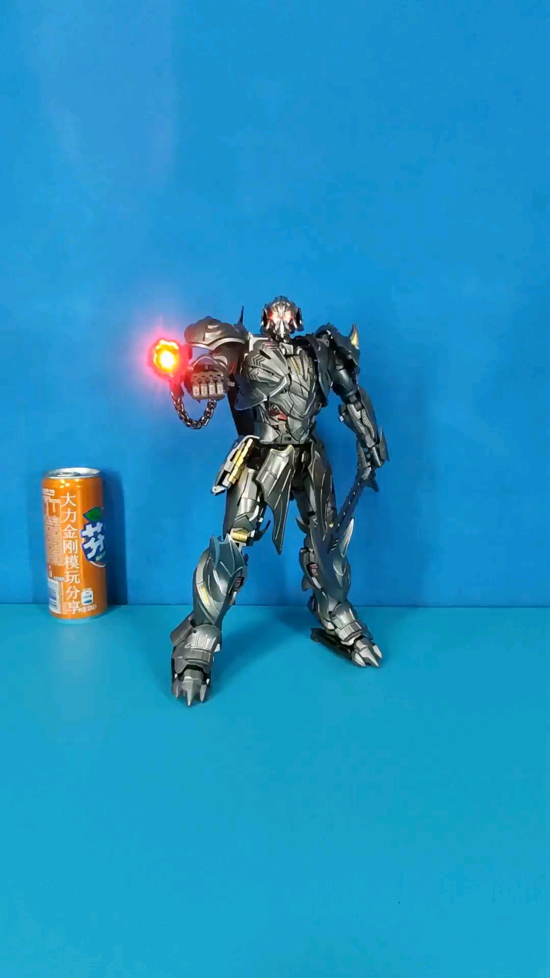 bs02骑士威震天,霸天虎首领,变形为科幻战机.