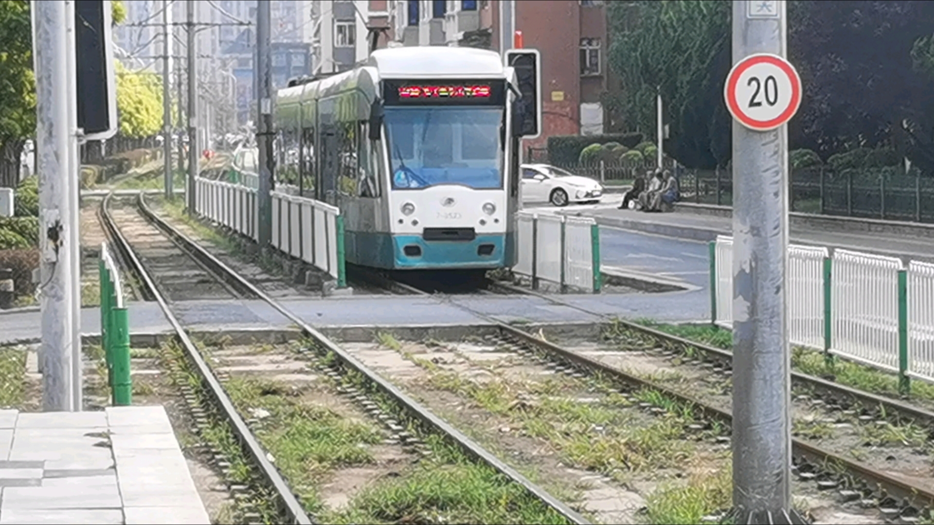 大连202路有轨电车通过会展中心-和平广场信号优先道口并进会展中心站