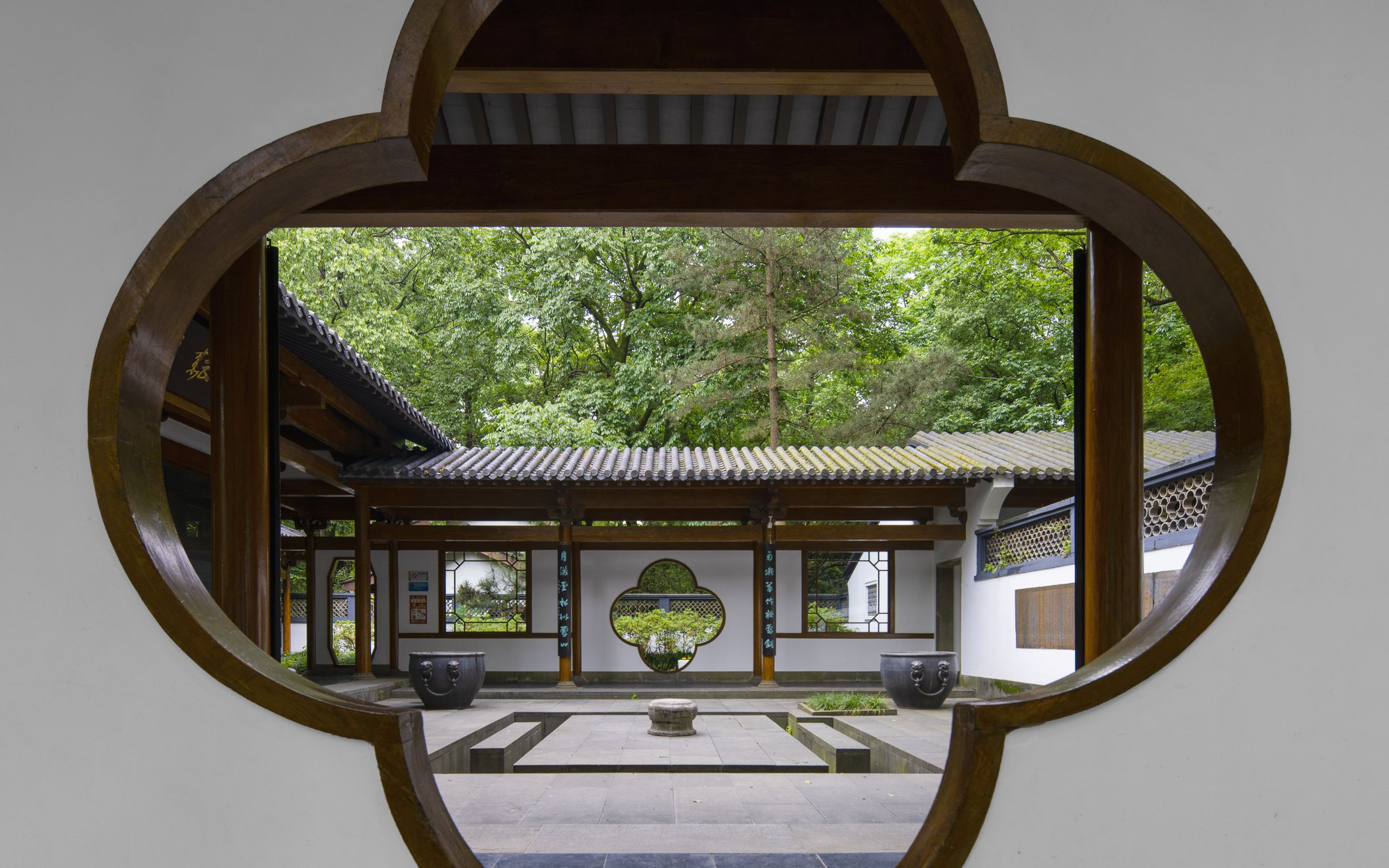 云松书舍位于浙江杭州,是著名作家查良镛先生(金庸)耗资千万兴建的