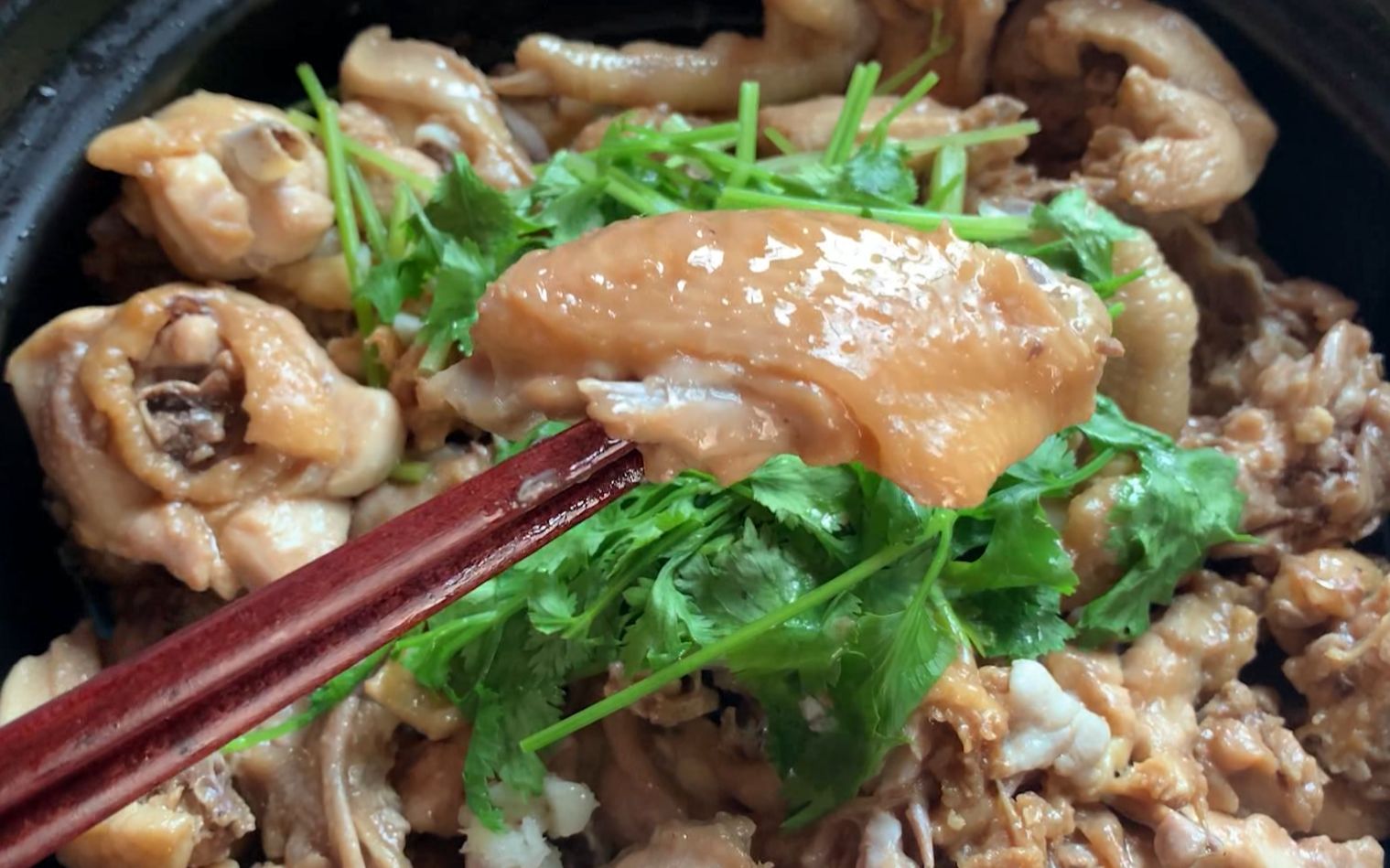 广东特色菜:"啫啫鸡煲",不用加一点水焗,肉质鲜美_哔哩哔哩_bilibili