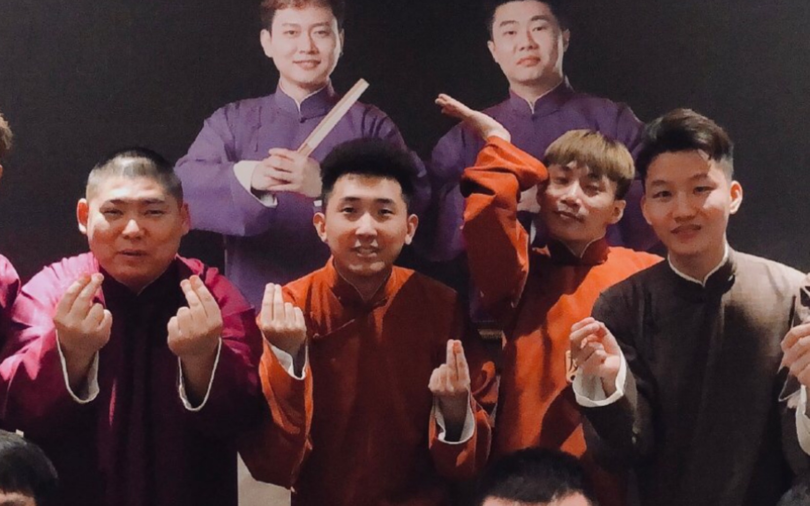 九华用小肚子抗议九熙的小拜年