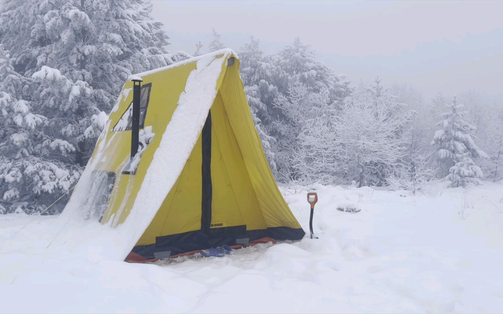 雪地露营——大雪在有柴火炉的充气帐篷露营·雪下整夜