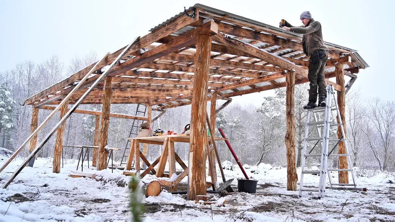 [图]为我的农场建造棚屋，安装大型金属屋顶 ，准备度过第一个冬天