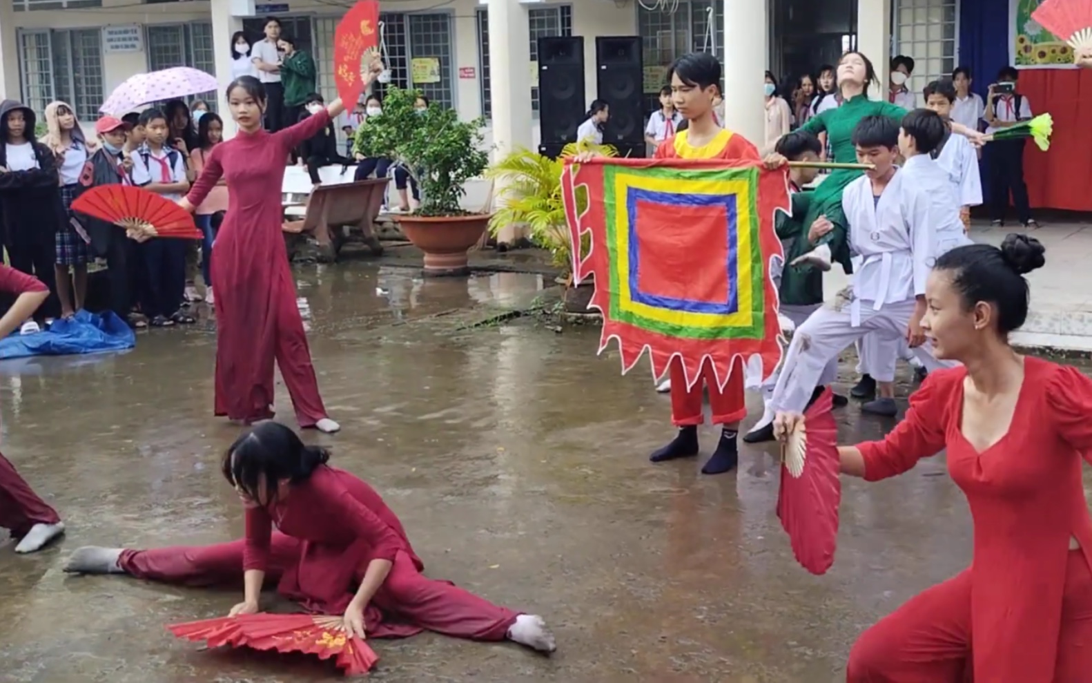 越南中学女生白袜舞蹈
